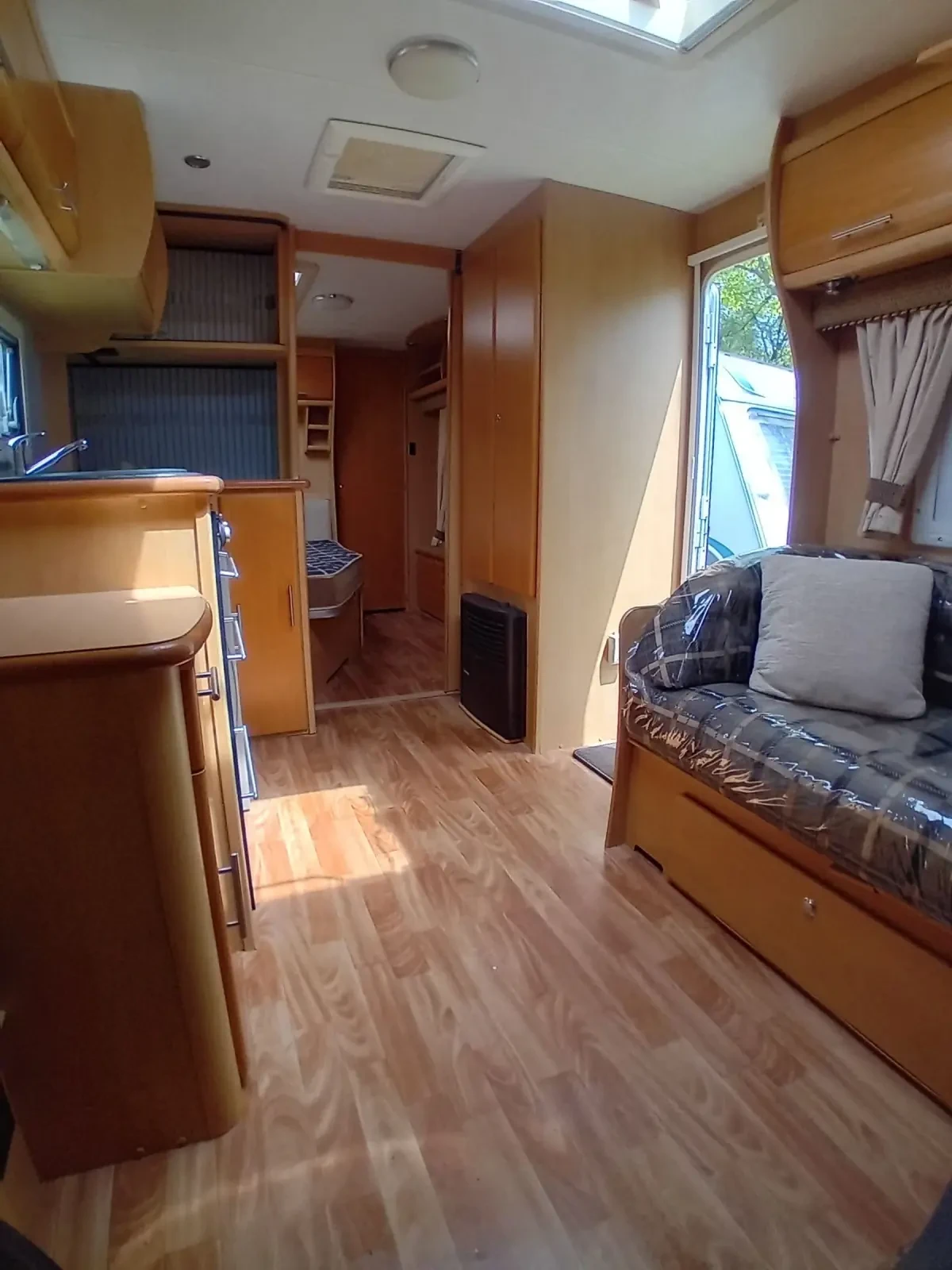 Каравана Eldis Crusader Sirocco 2005г., снимка 6 - Каравани и кемпери - 54349484