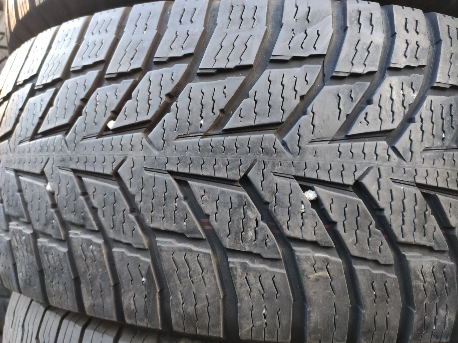 Гуми Зимни 235/65R16, снимка 4 - Гуми и джанти - 53965905