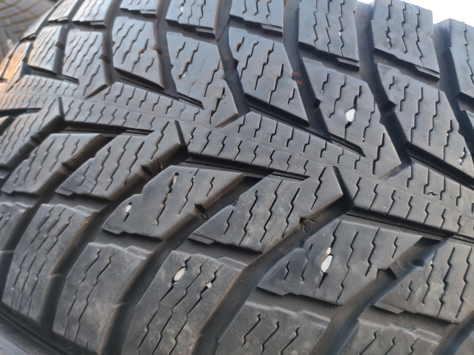 Гуми Зимни 235/65R16, снимка 2 - Гуми и джанти - 53965905