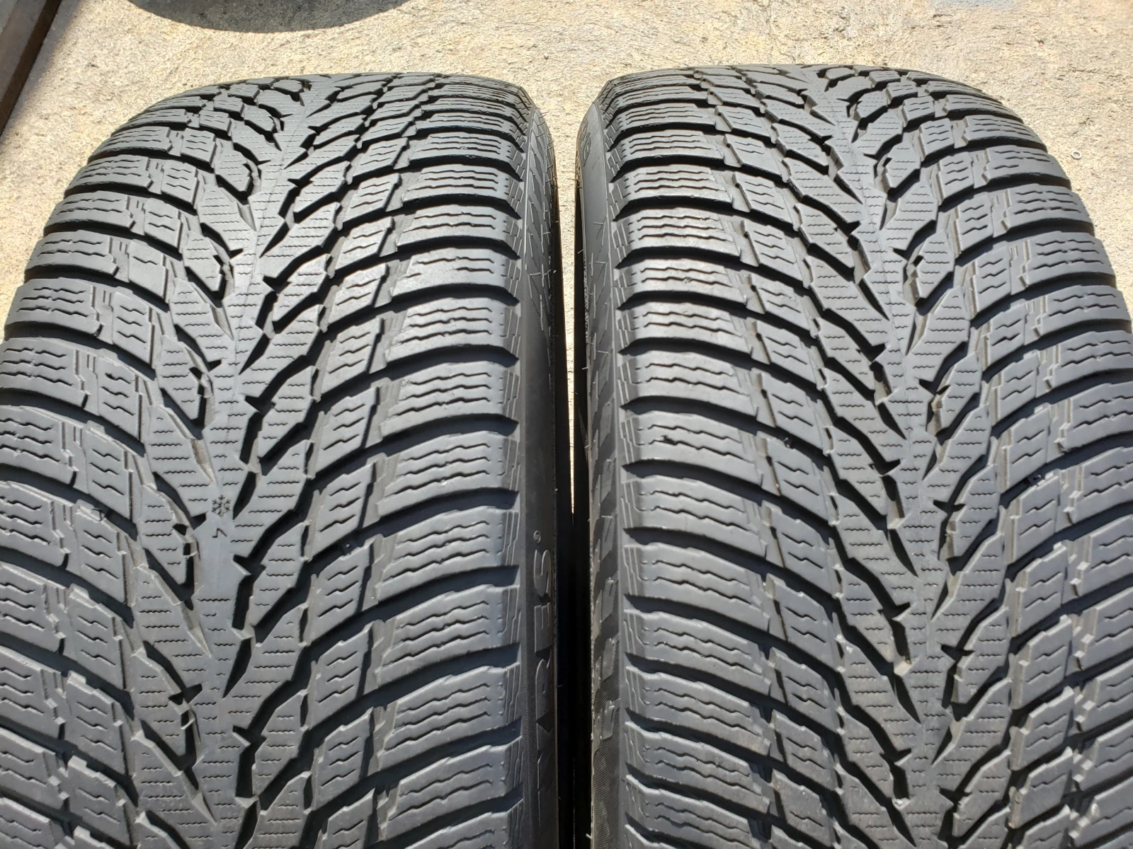 Гуми Зимни 235/45R19, снимка 2 - Гуми и джанти - 56197453