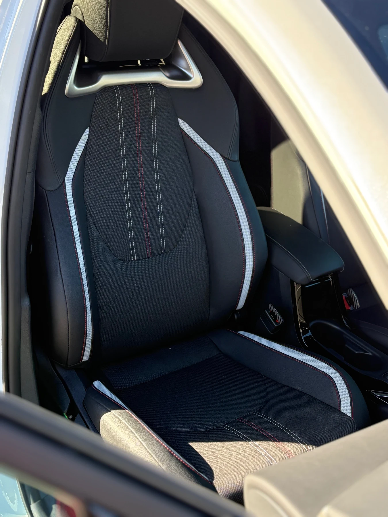 Toyota Corolla 1.8 GR SPORT, снимка 10 - Автомобили и джипове - 54155596