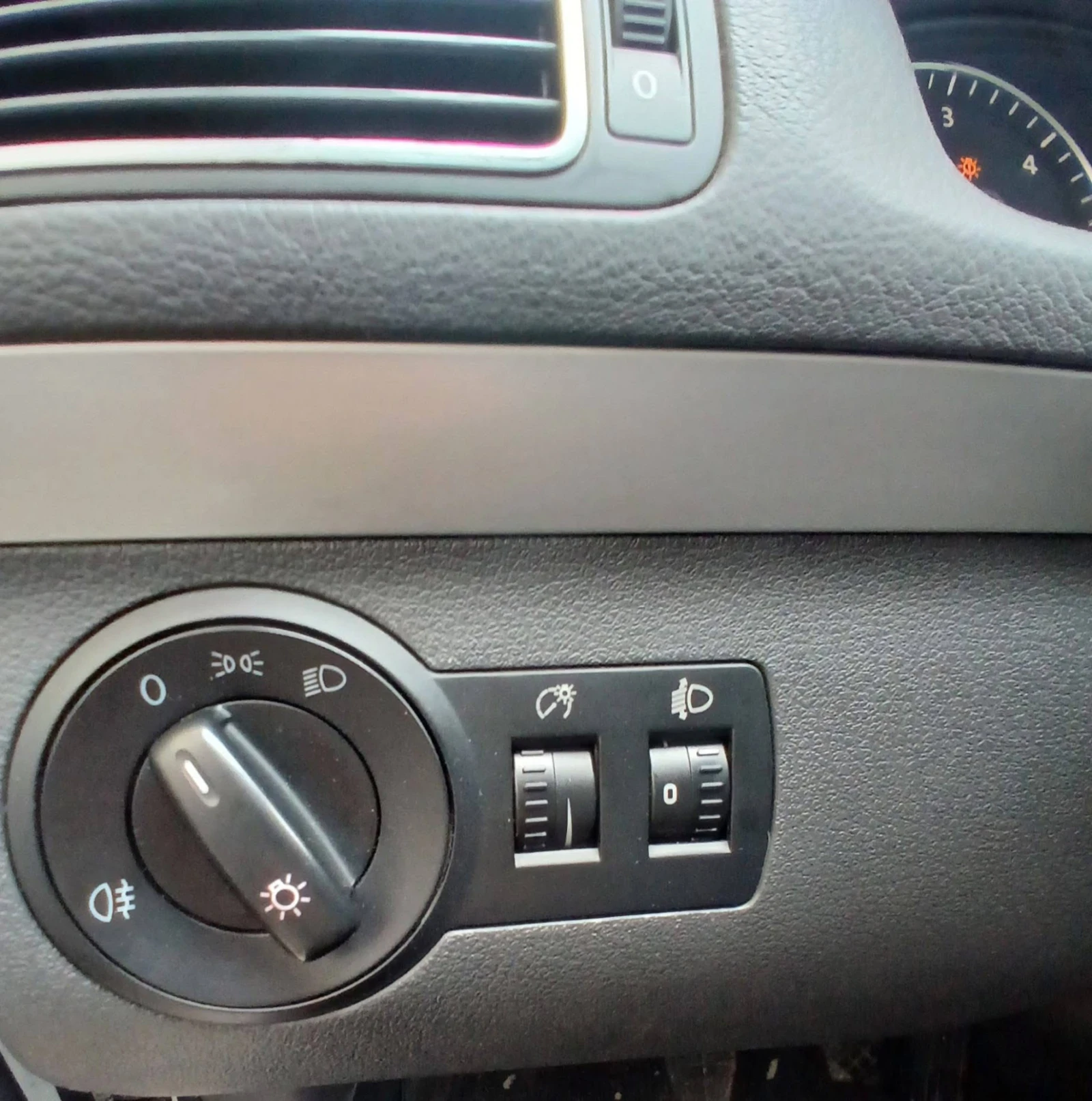 VW Touran 1.6 TDI, снимка 11 - Автомобили и джипове - 54388186