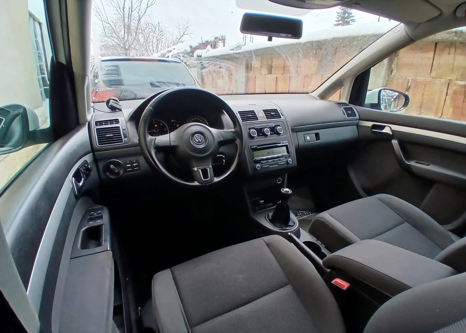 VW Touran 1.6 TDI, снимка 8 - Автомобили и джипове - 54388186