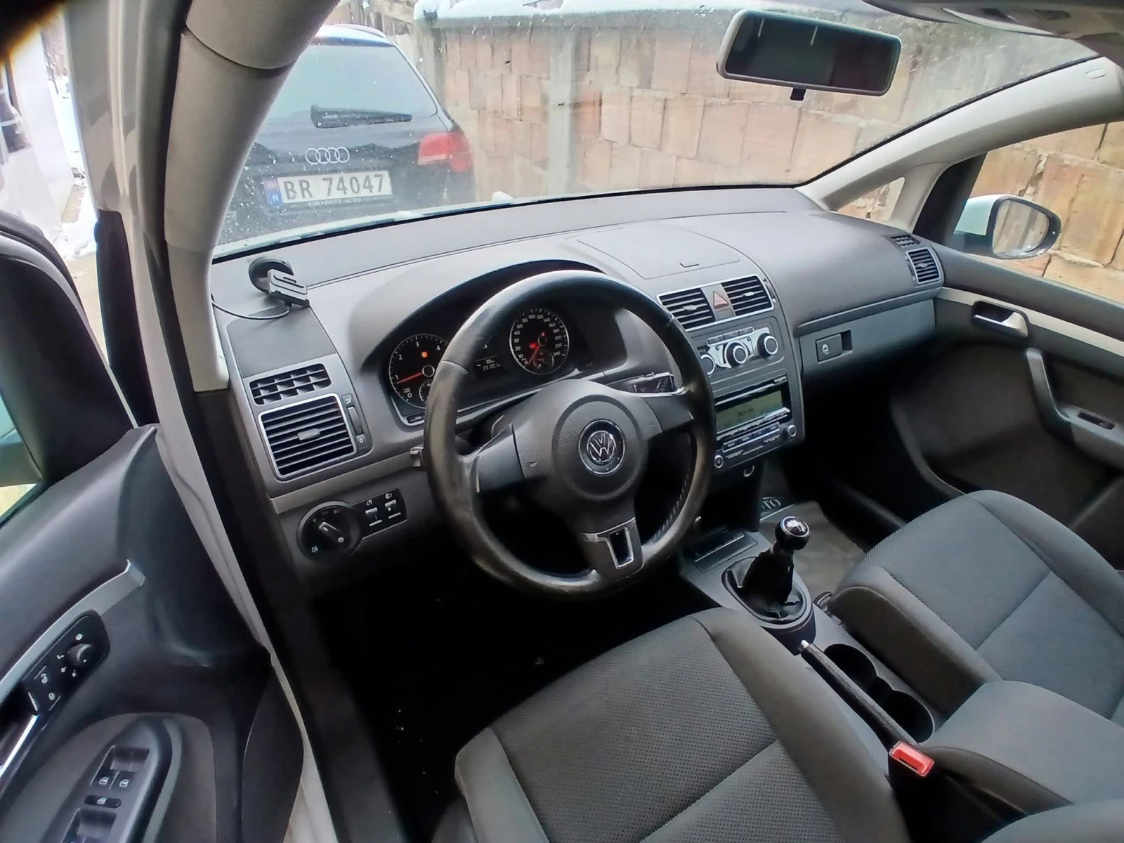 VW Touran 1.6 TDI, снимка 7 - Автомобили и джипове - 54388186