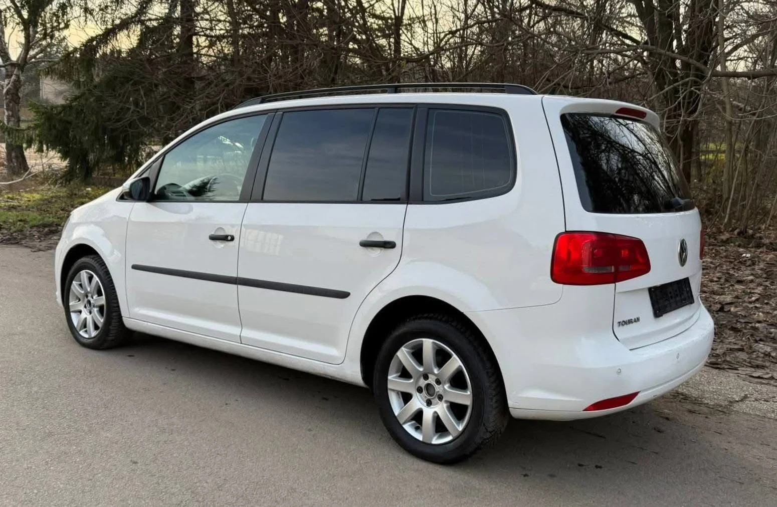 VW Touran 1.6 TDI, снимка 4 - Автомобили и джипове - 54388186