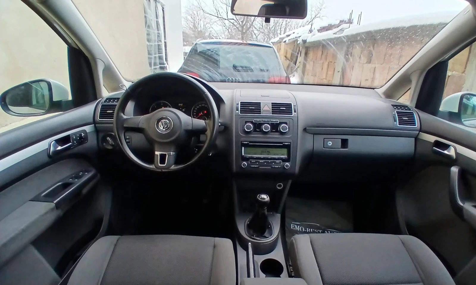 VW Touran 1.6 TDI, снимка 9 - Автомобили и джипове - 54388186