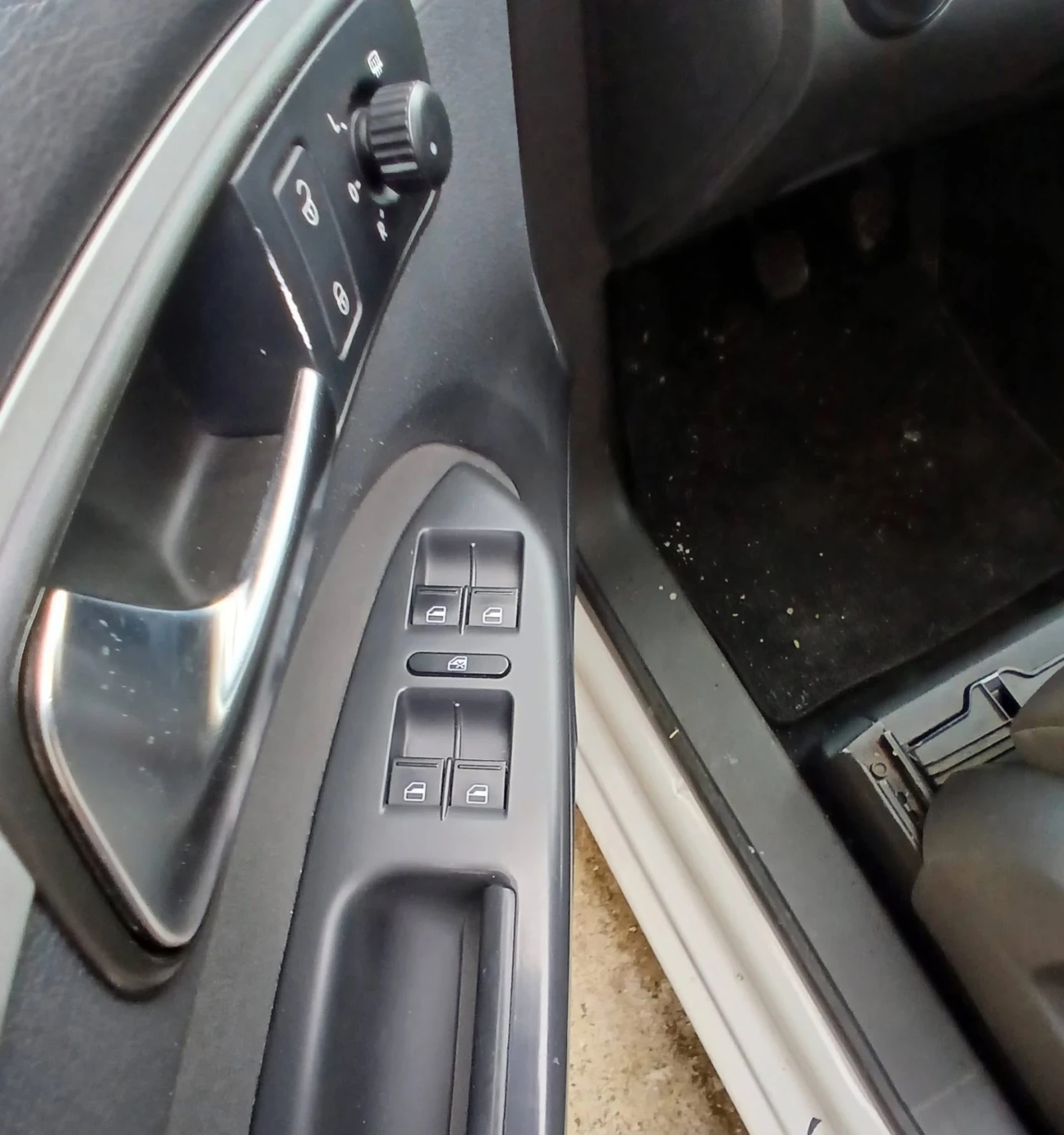 VW Touran 1.6 TDI, снимка 10 - Автомобили и джипове - 54388186