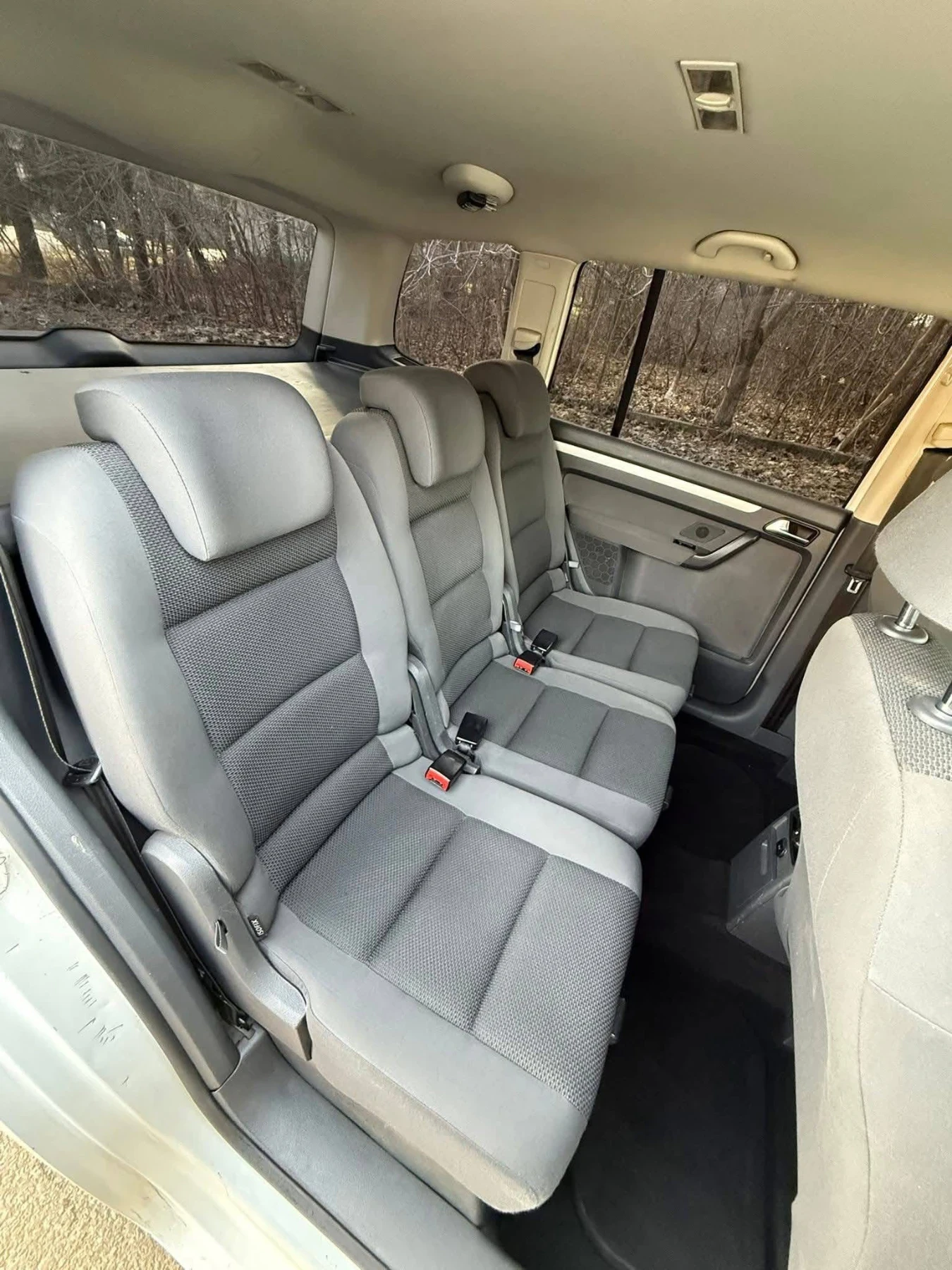 VW Touran 1.6 TDI, снимка 13 - Автомобили и джипове - 54388186