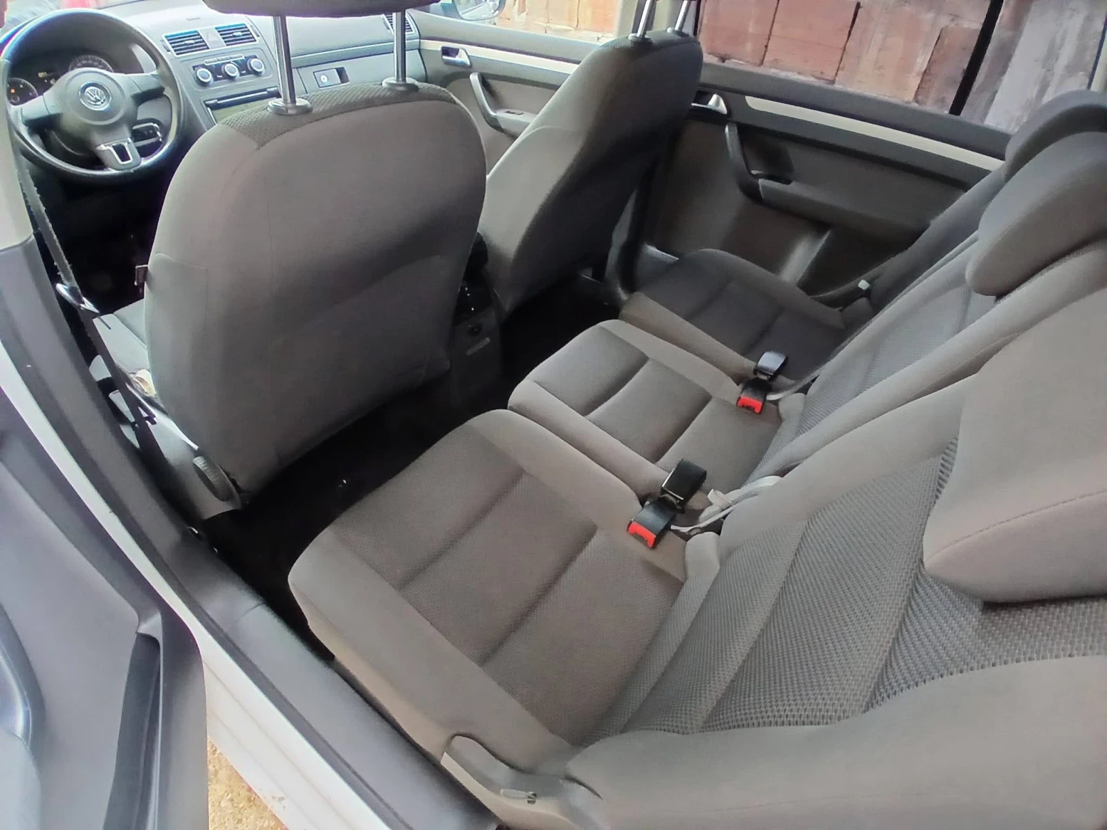 VW Touran 1.6 TDI, снимка 12 - Автомобили и джипове - 54388186