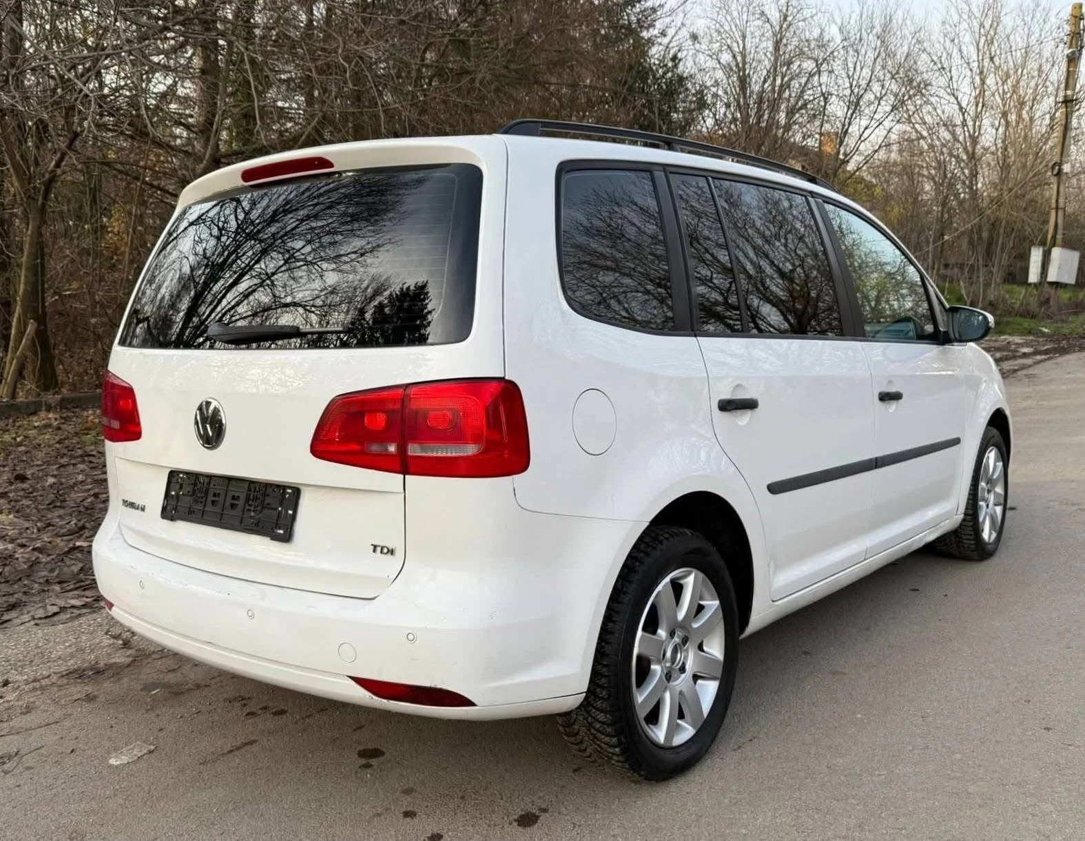 VW Touran 1.6 TDI, снимка 5 - Автомобили и джипове - 54388186