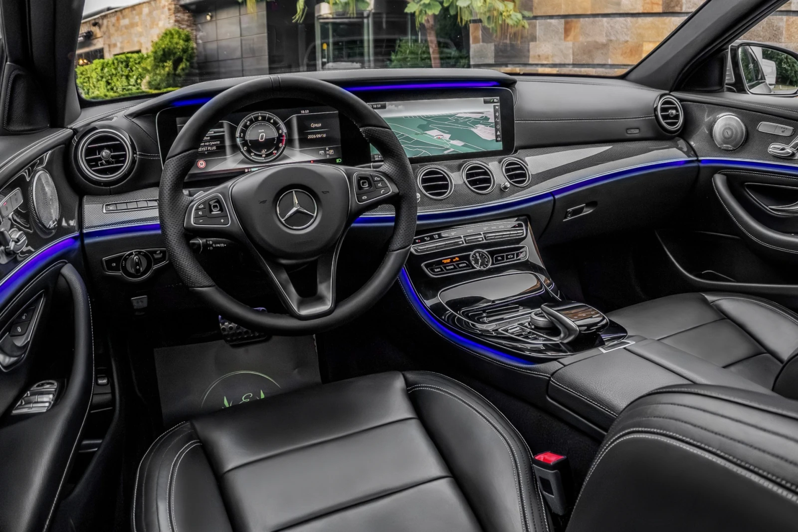 Mercedes-Benz E 220 d* AMG* EXCLUSIVE* PANO* 3xTV, снимка 14 - Автомобили и джипове - 56156510