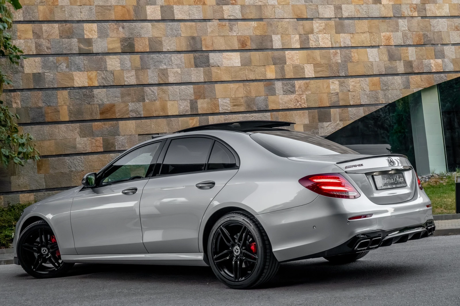 Mercedes-Benz E 220 d* AMG* EXCLUSIVE* PANO* 3xTV, снимка 3 - Автомобили и джипове - 56156510