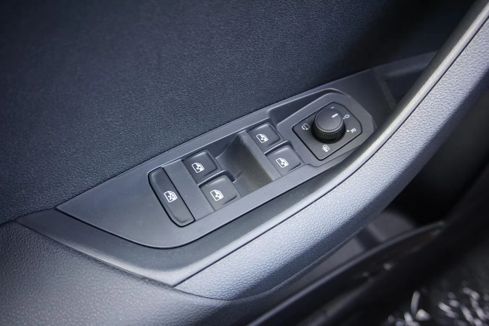 Skoda Karoq 1.5TSI/150HP/SELECT/DSG/AHK/CAM/NAVI/CPLAY/261q, снимка 13 - Автомобили и джипове - 54429145