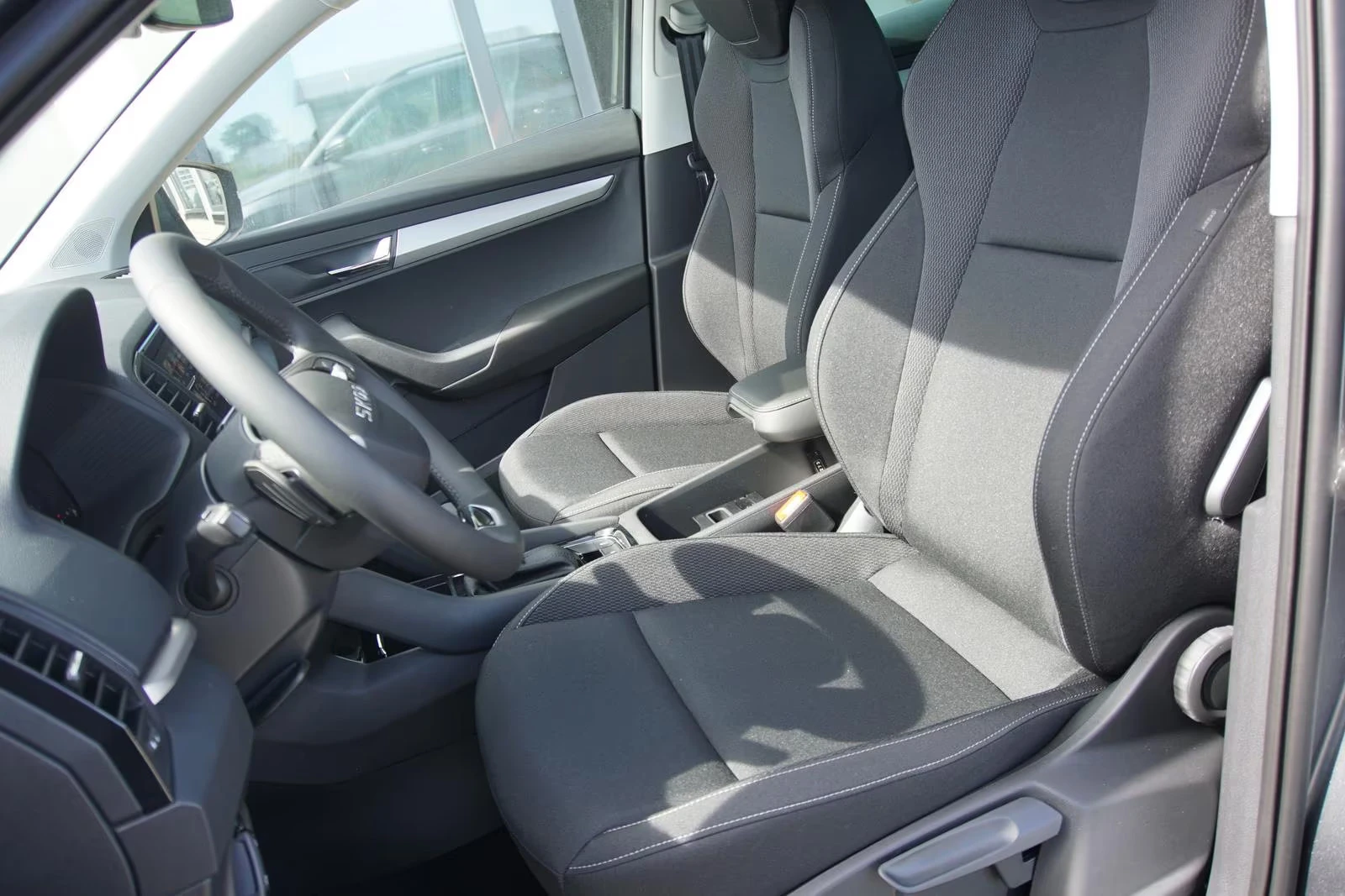 Skoda Karoq 1.5TSI/150HP/SELECT/DSG/AHK/CAM/NAVI/CPLAY/261q, снимка 6 - Автомобили и джипове - 54429145