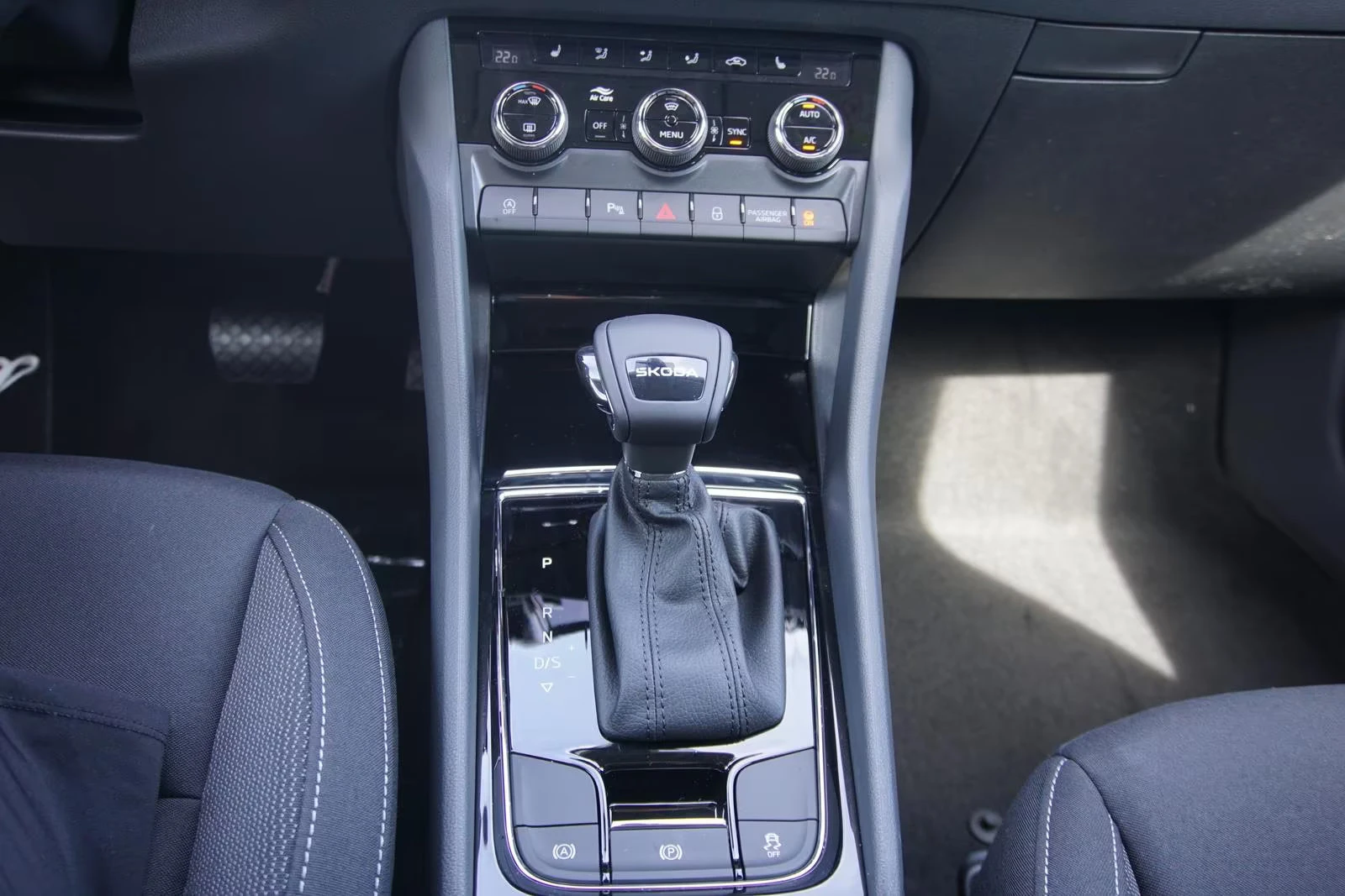 Skoda Karoq 1.5TSI/150HP/SELECT/DSG/AHK/CAM/NAVI/CPLAY/261q, снимка 12 - Автомобили и джипове - 54429145