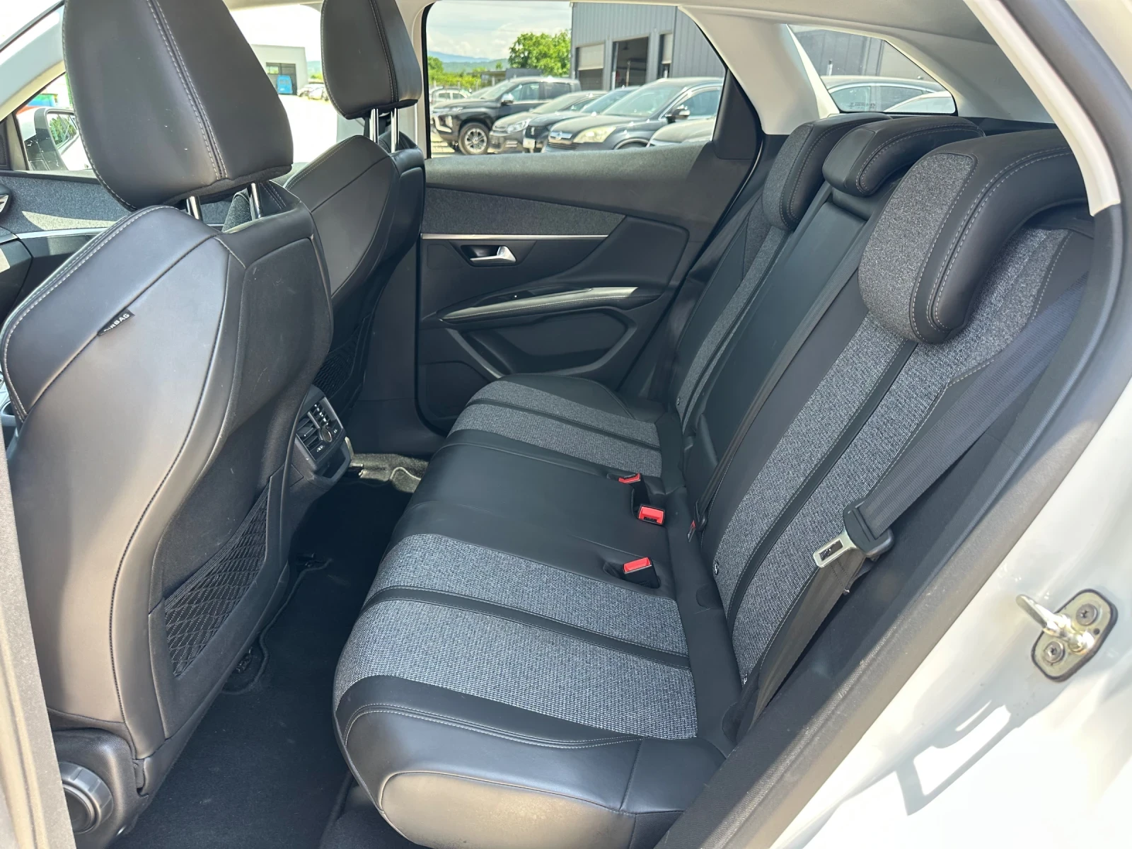 Peugeot 3008 1.5HDI ALLURE EAT8 - изображение 8