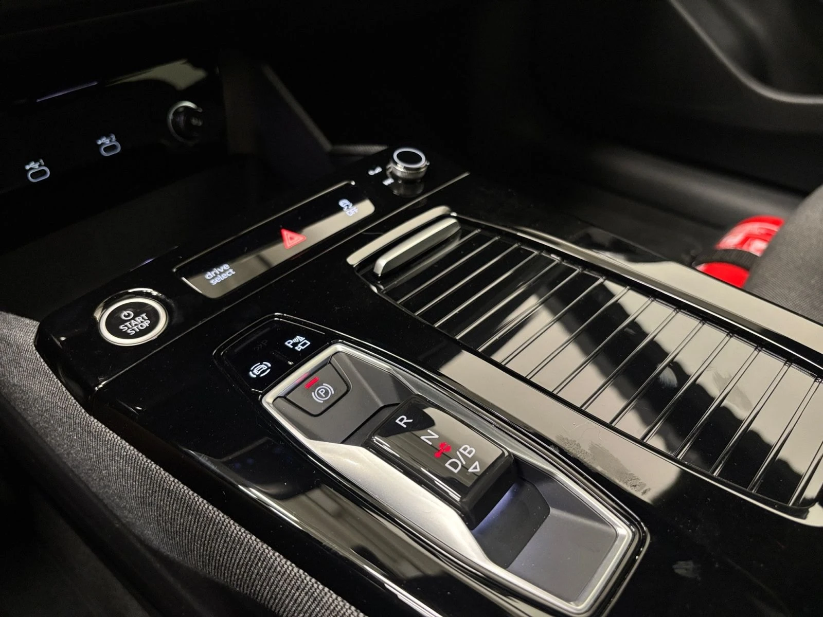 Audi A6 e-tron Corporate S-Line 83 kWh Pano 360Cam LED, снимка 14 - Автомобили и джипове - 56257191