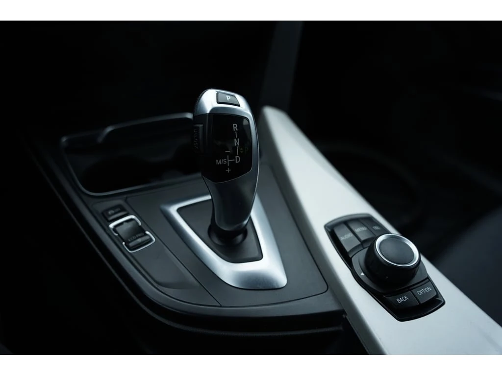 BMW 320 * 320i XDRIVE/ LEATHER/ NO ACCIDENTS * CARFAX * ЦЕ - изображение 10