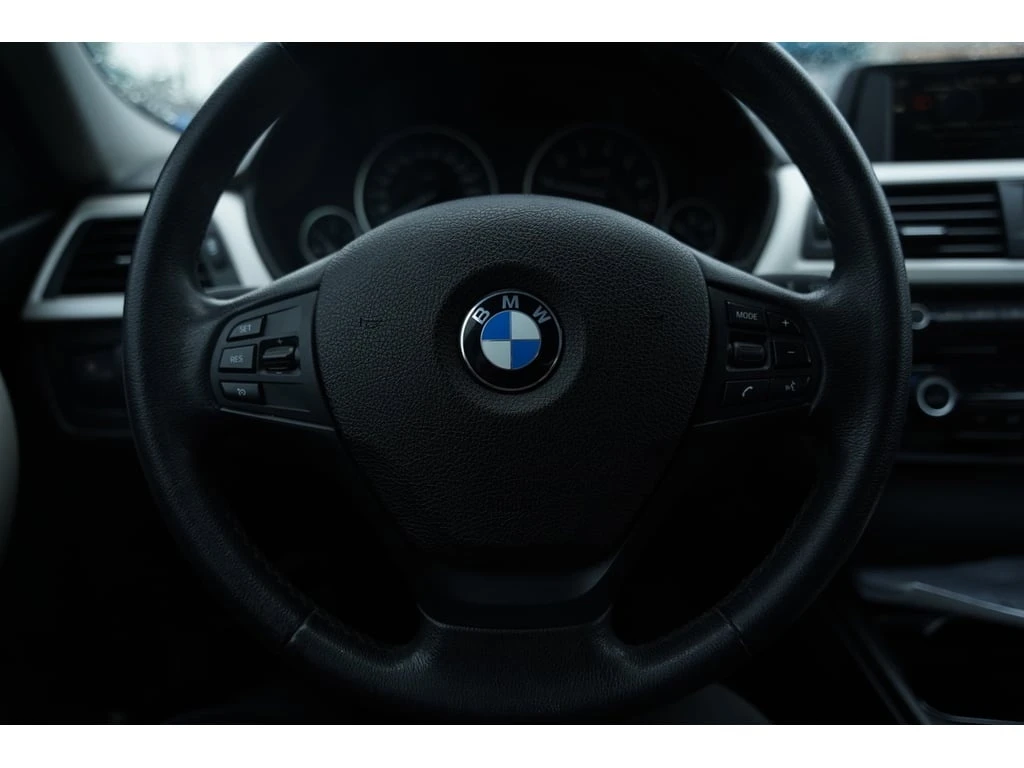 BMW 320 * 320i XDRIVE/ LEATHER/ NO ACCIDENTS * CARFAX * ЦЕ - изображение 6