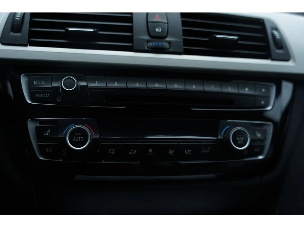 BMW 320 * 320i XDRIVE/ LEATHER/ NO ACCIDENTS * CARFAX * ЦЕ - изображение 9