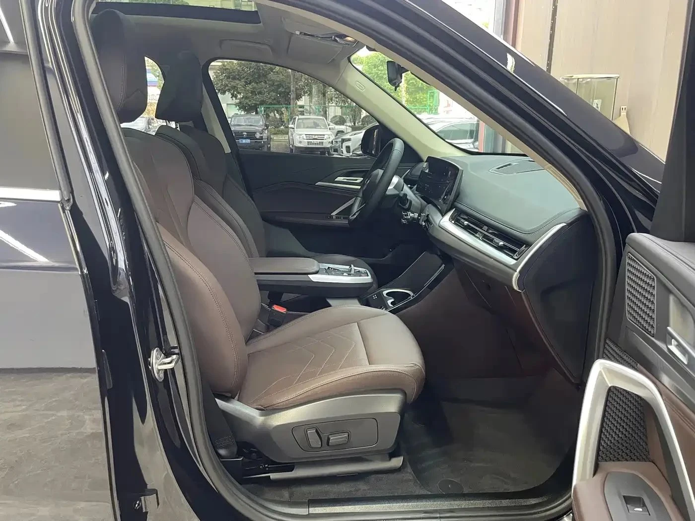 BMW iX1, снимка 13 - Автомобили и джипове - 56689733