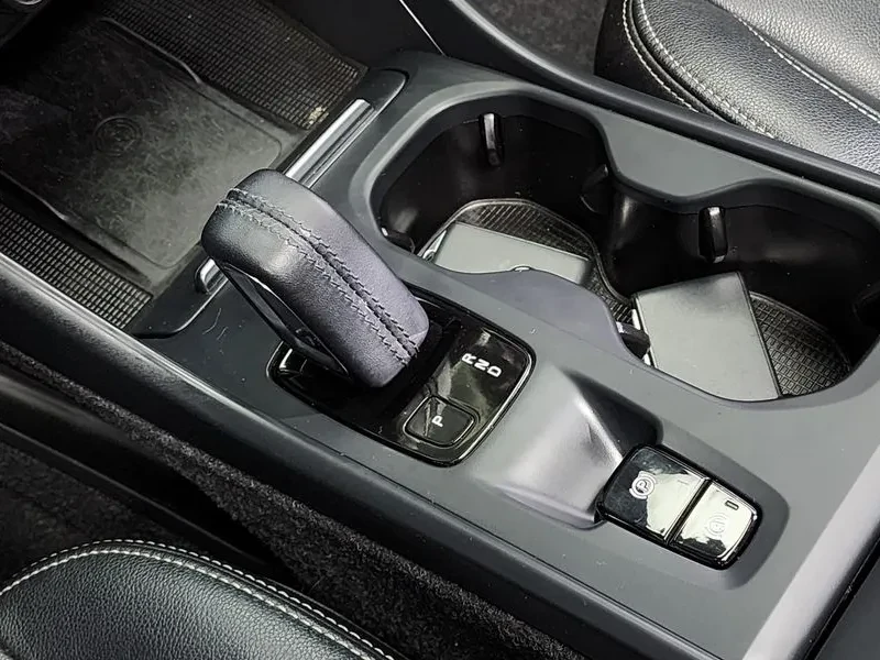 Volvo XC40 T4 MOMENTUM, снимка 9 - Автомобили и джипове - 55562264