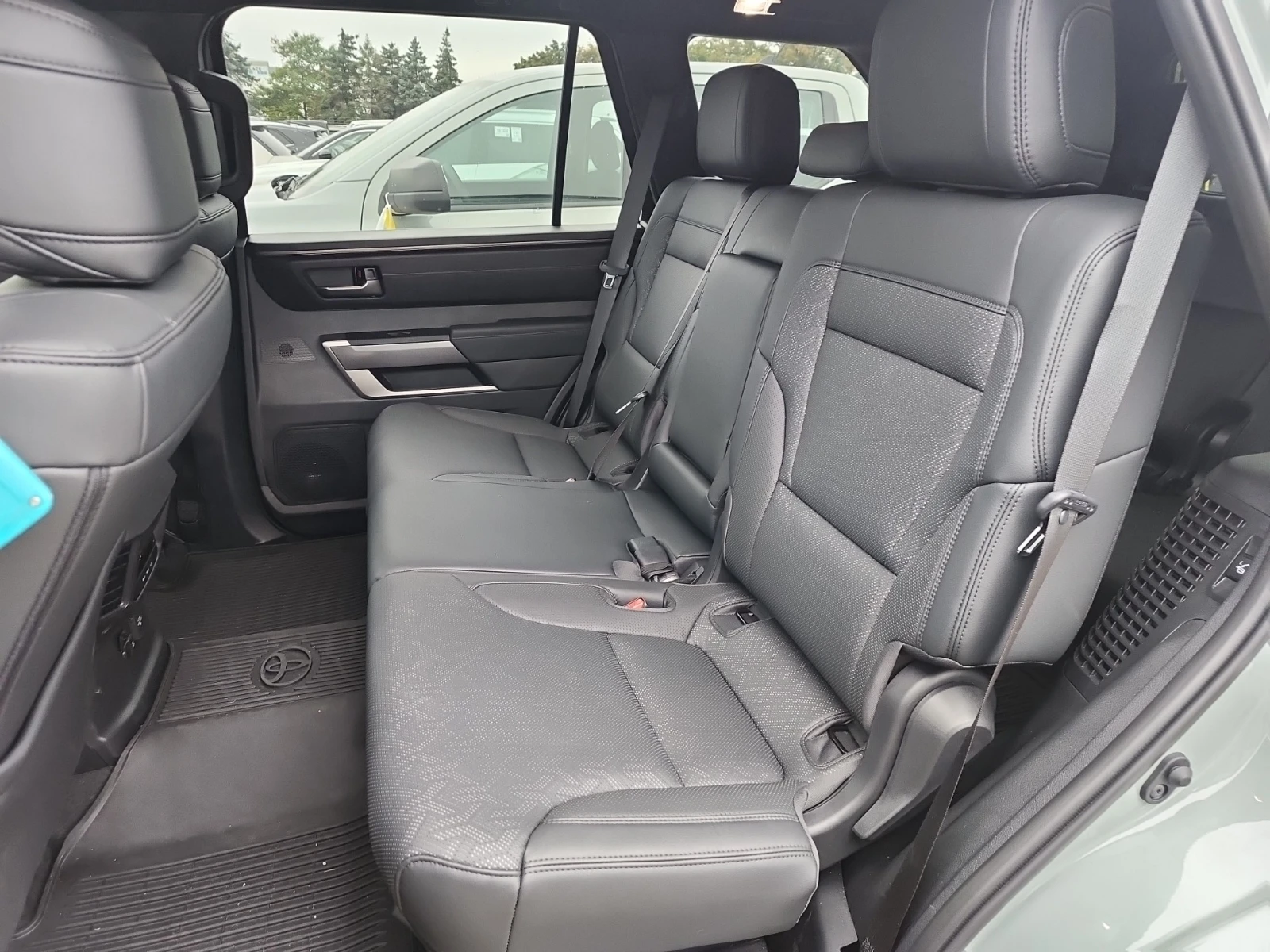 Toyota Sequoia * CARFAX * БЕЗ ПЪРВОНАЧАЛНА ВНОСКА - изображение 9