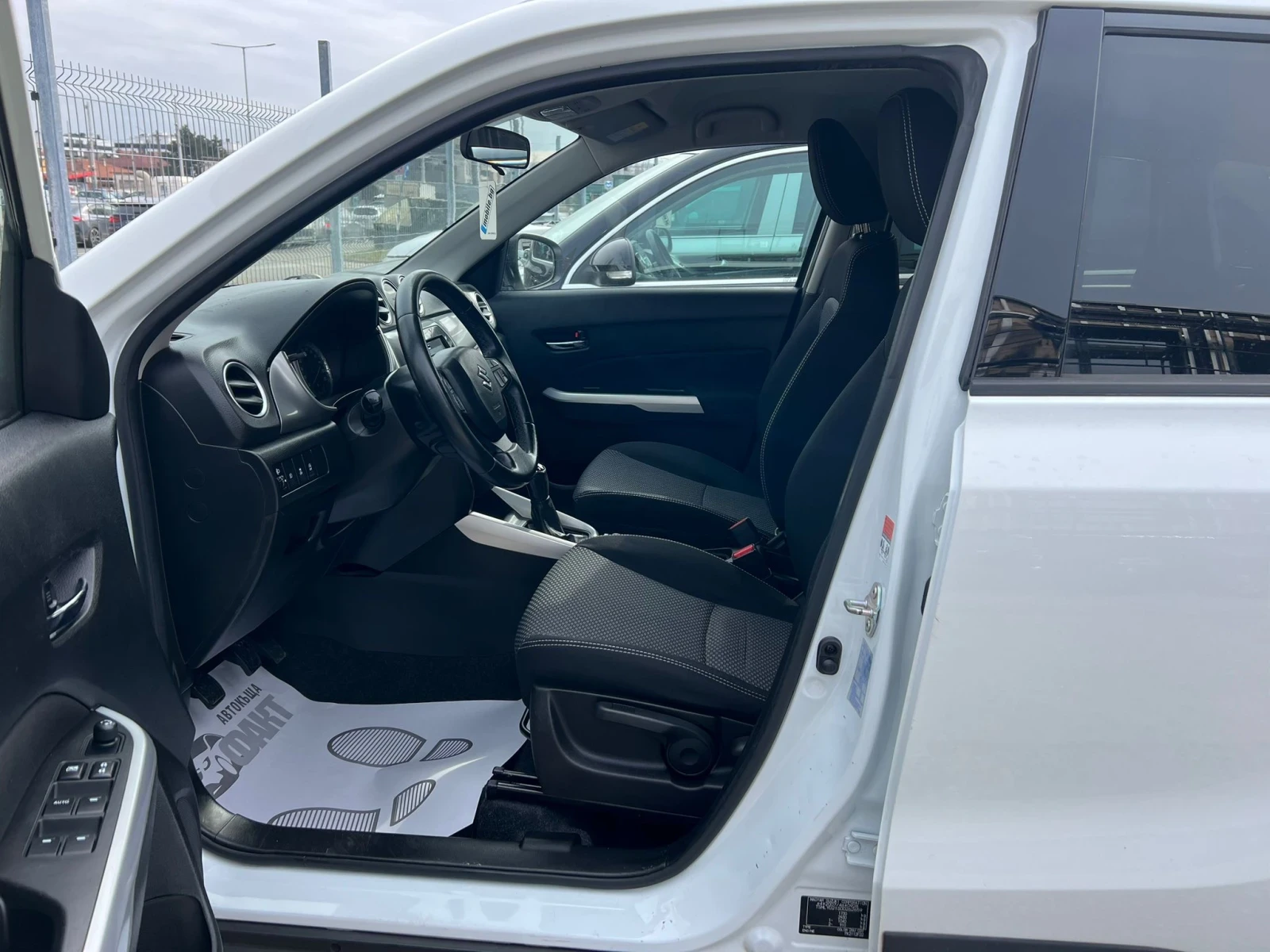 Suzuki Vitara 1.6i/EURO.6B/NAVI, снимка 8 - Автомобили и джипове - 53495575