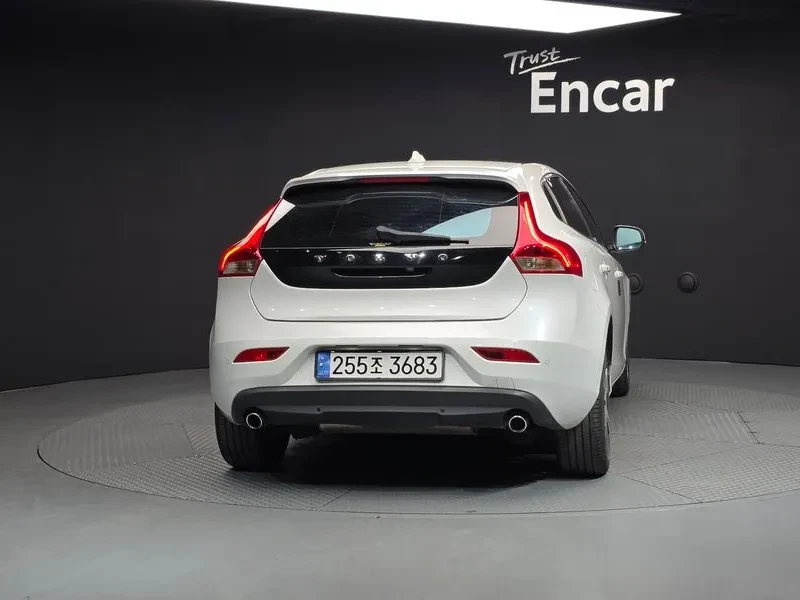 Volvo V40, снимка 4 - Автомобили и джипове - 54326571