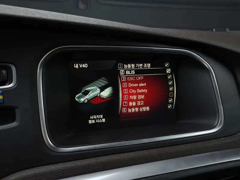 Volvo V40, снимка 16 - Автомобили и джипове - 54326571