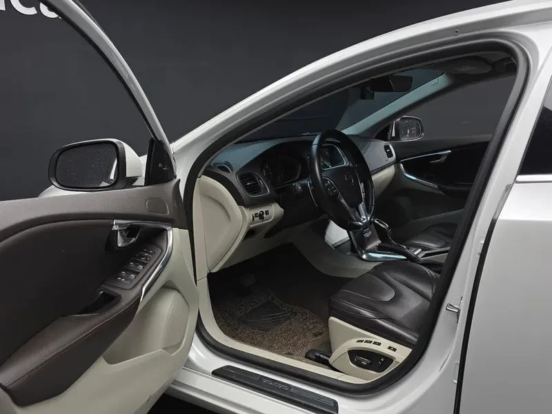 Volvo V40, снимка 10 - Автомобили и джипове - 54326571