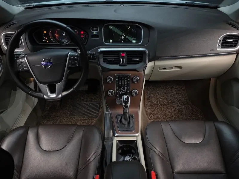 Volvo V40, снимка 7 - Автомобили и джипове - 54326571