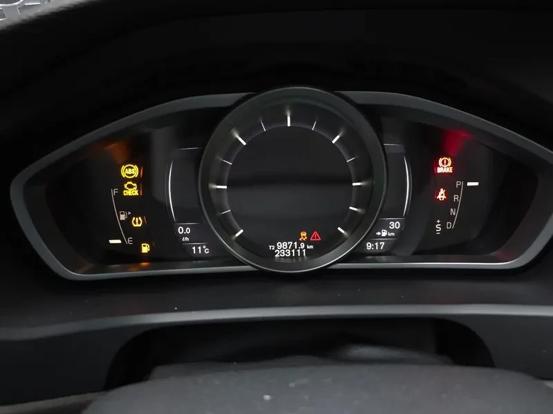 Volvo V40, снимка 8 - Автомобили и джипове - 54326571