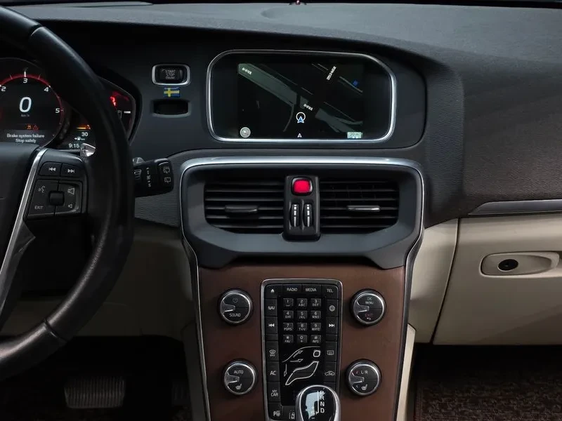 Volvo V40, снимка 14 - Автомобили и джипове - 54326571