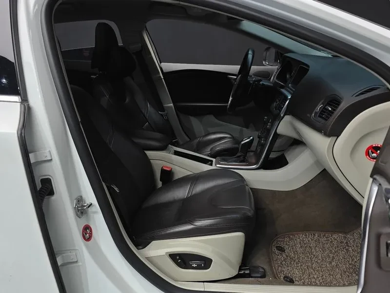 Volvo V40, снимка 11 - Автомобили и джипове - 54326571