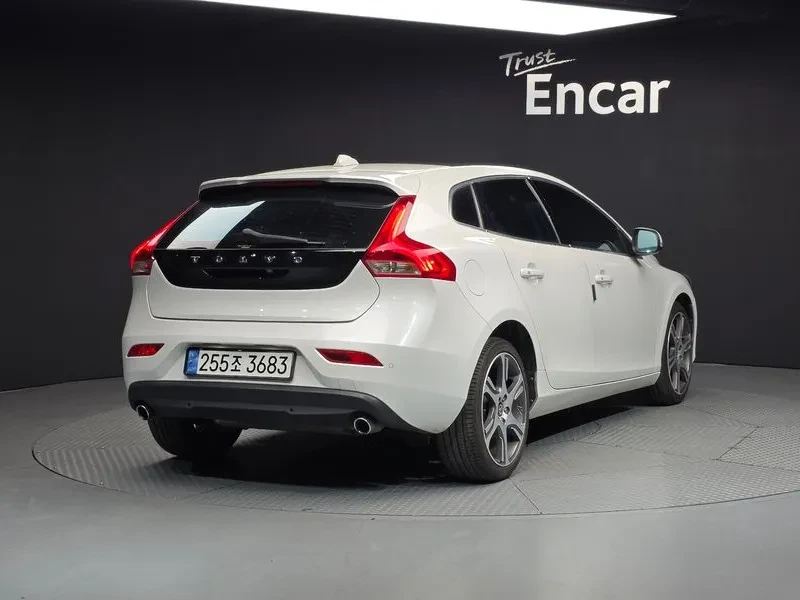 Volvo V40, снимка 2 - Автомобили и джипове - 54326571