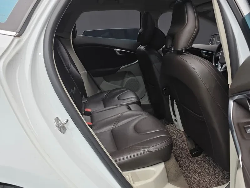 Volvo V40, снимка 12 - Автомобили и джипове - 54326571