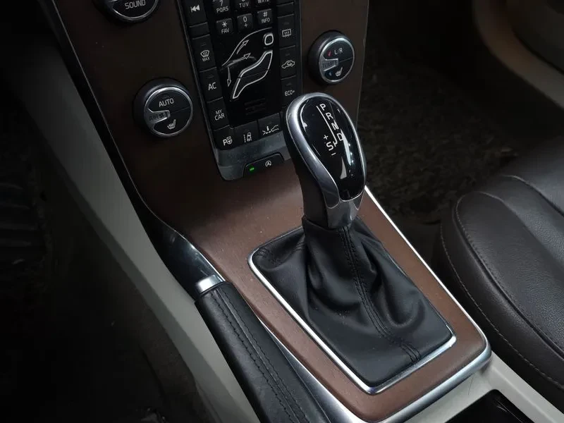 Volvo V40, снимка 9 - Автомобили и джипове - 54326571