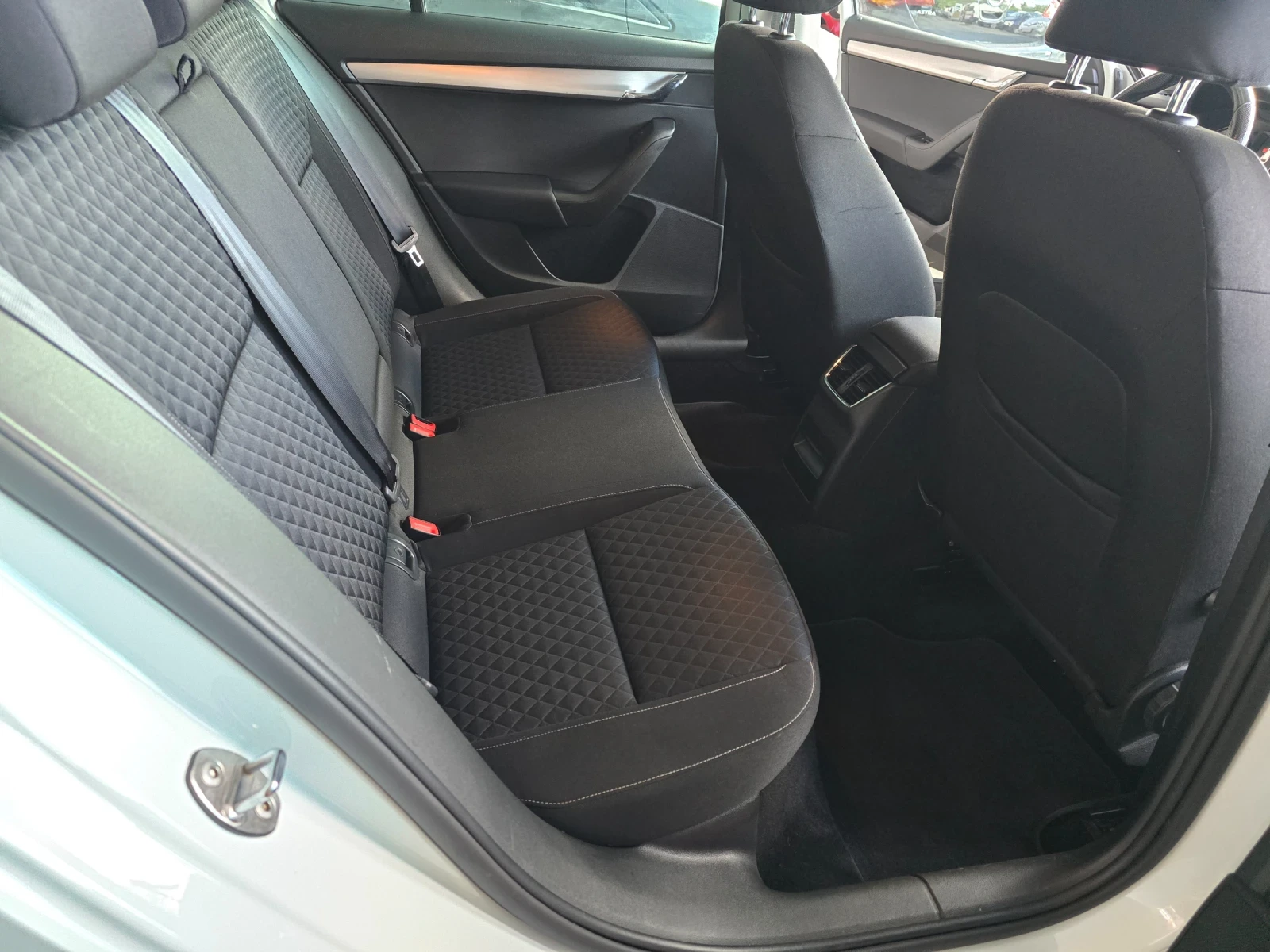 Skoda Octavia 1.6 перфектна, снимка 9 - Автомобили и джипове - 54786492