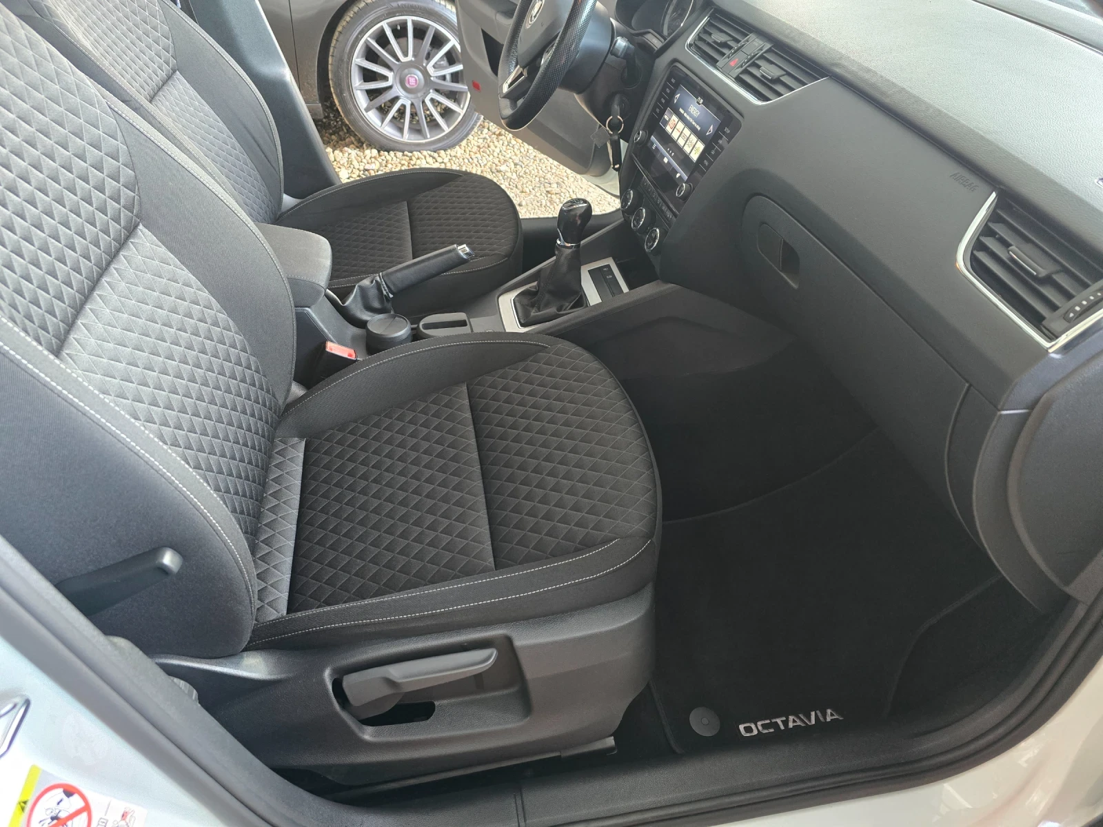 Skoda Octavia 1.6 перфектна, снимка 7 - Автомобили и джипове - 54786492
