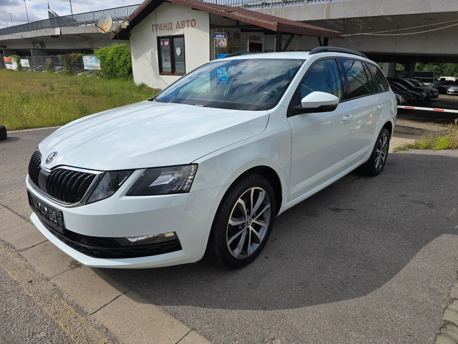 Skoda Octavia 1.6 перфектна, снимка 2 - Автомобили и джипове - 54786492