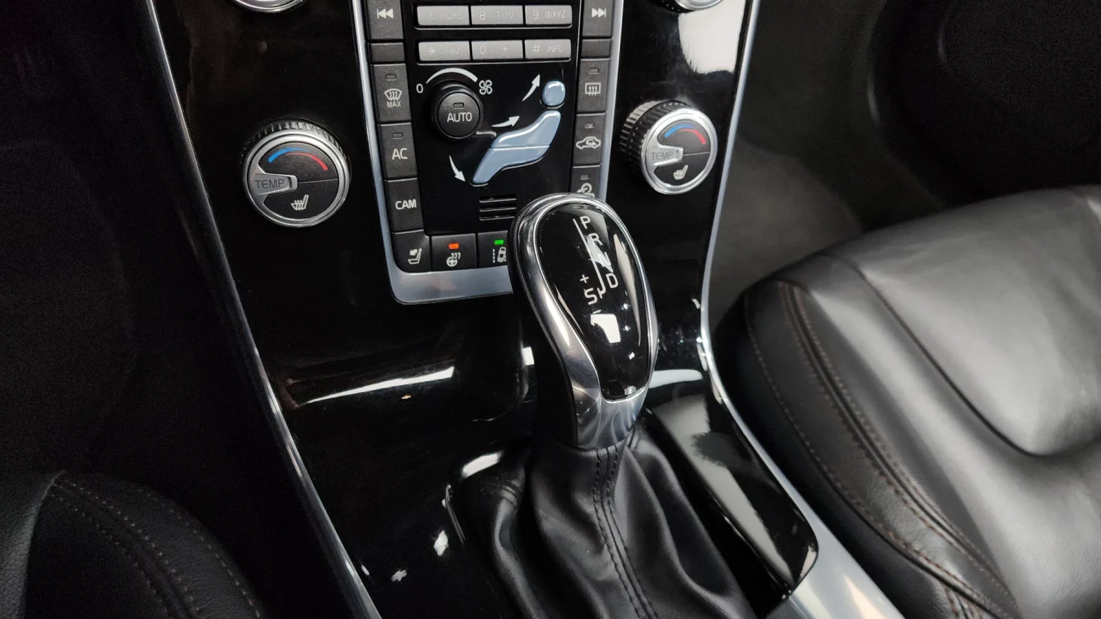 Volvo V60 Cross Country 2.5T 5cylinder AWD, снимка 8 - Автомобили и джипове - 55070092