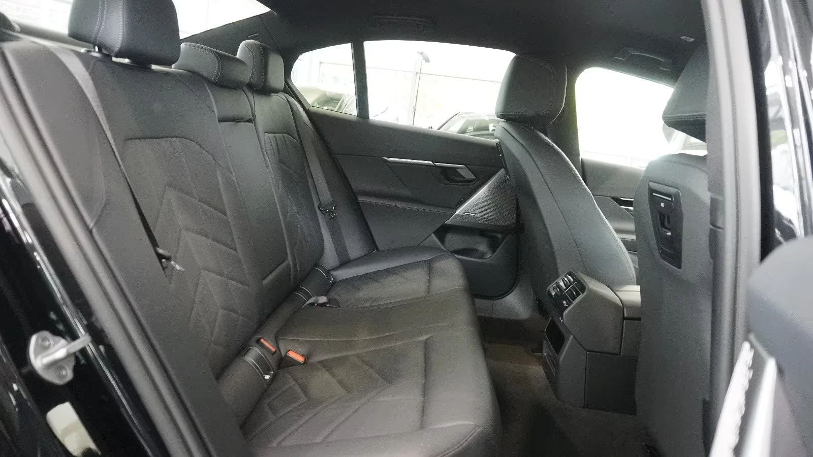 BMW 540 d xDrive/MSport/INDIVIDUAL/ICONIC GLOW/HEAD UP/360, снимка 16 - Автомобили и джипове - 55903146