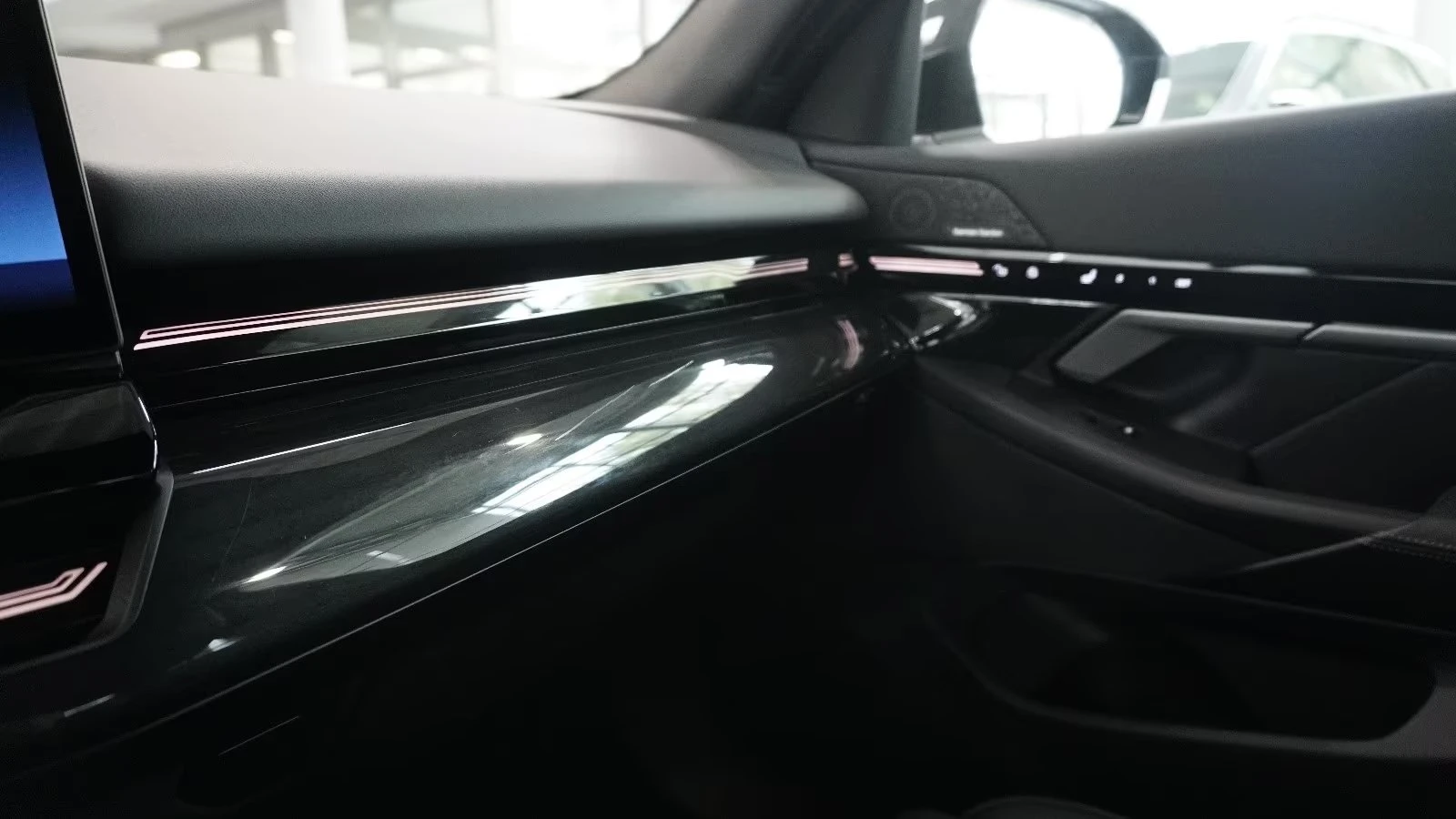 BMW 540 d xDrive/MSport/INDIVIDUAL/ICONIC GLOW/HEAD UP/360, снимка 15 - Автомобили и джипове - 55903146