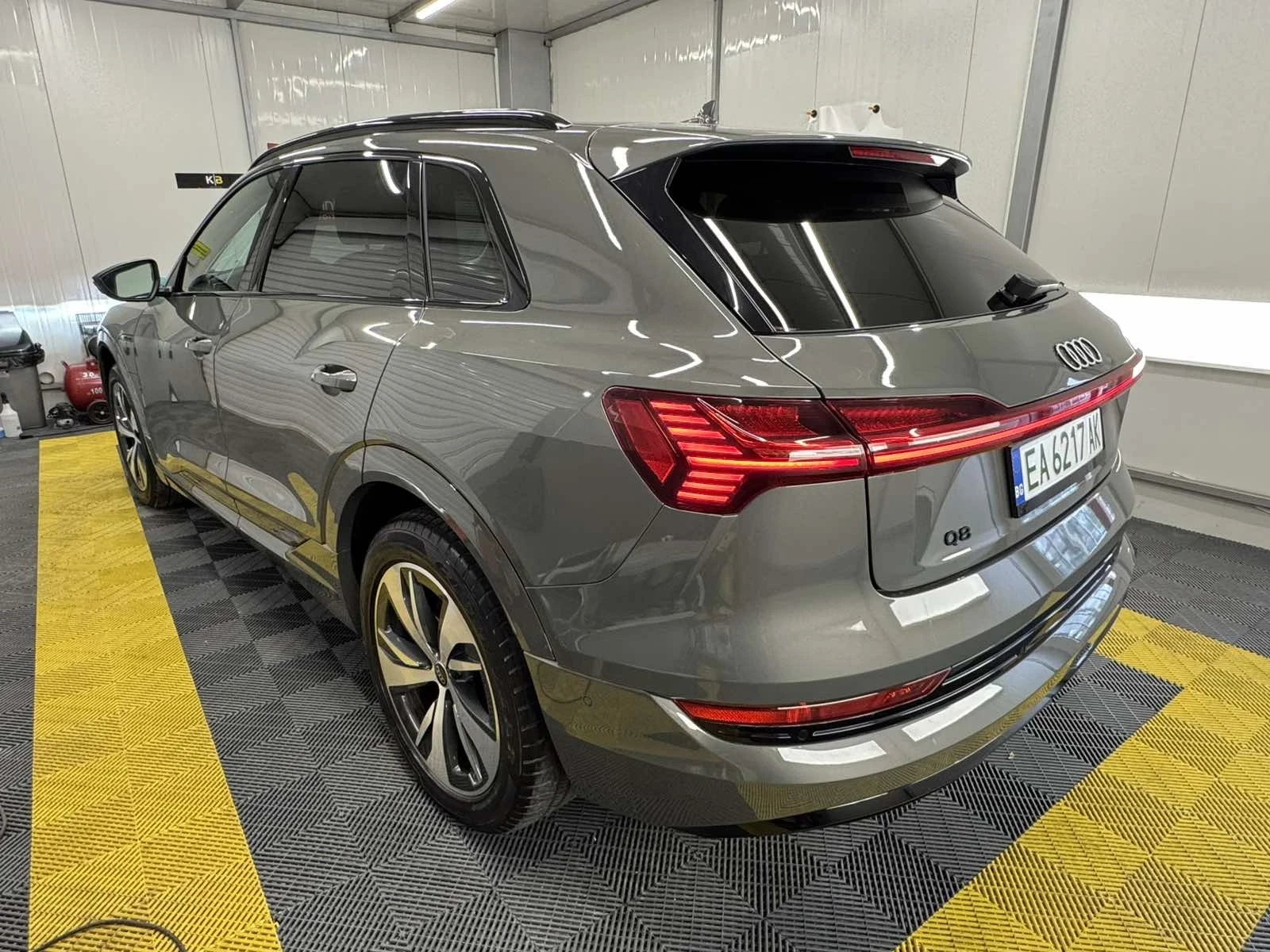 Audi Q8 Audi Q8 e-tron 55 quattro | 2024 �. | 408 �.�. |  | Mobile.bg � ����������� 5