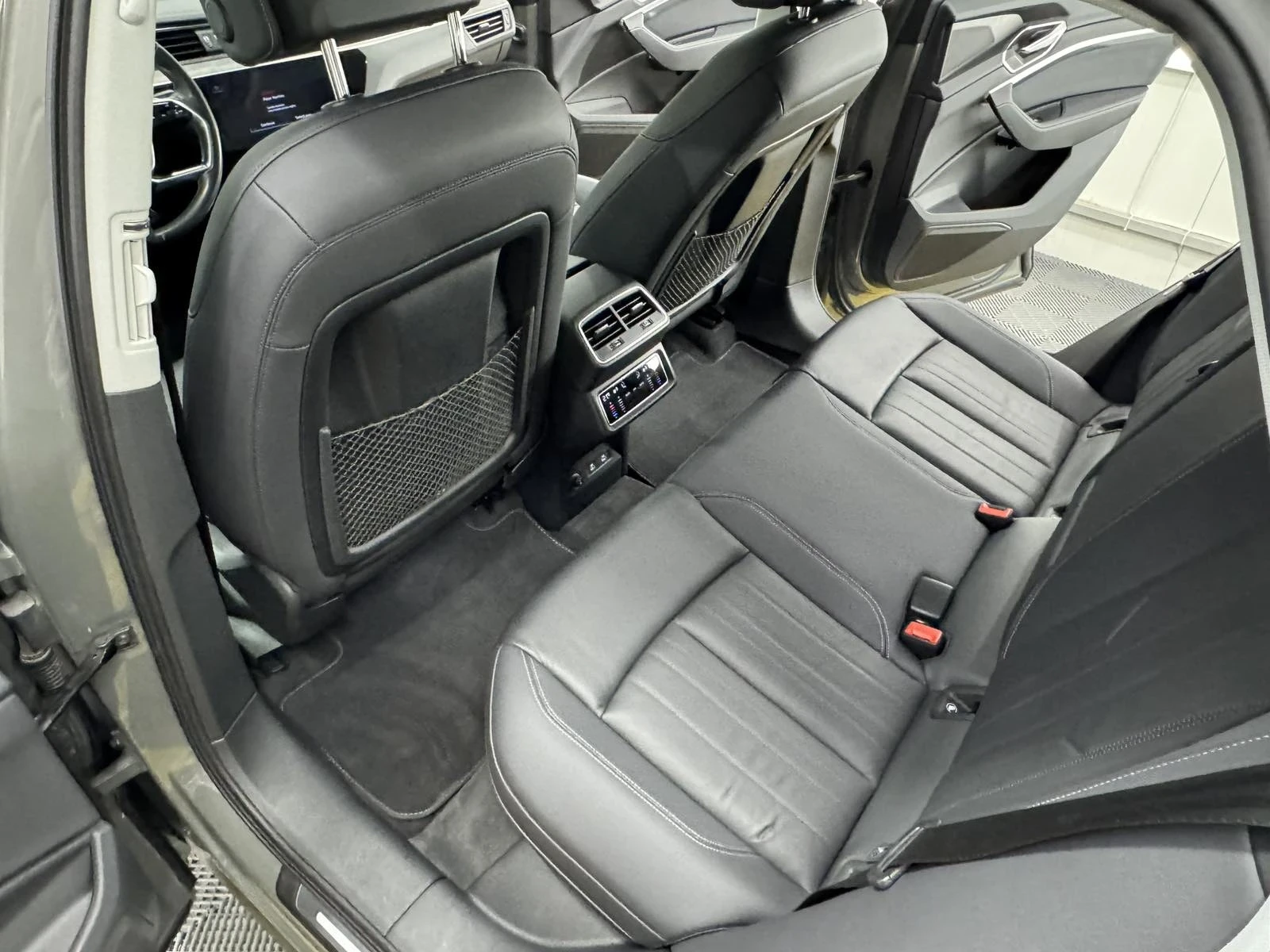 Audi Q8 Audi Q8 e-tron 55 quattro | 2024 �. | 408 �.�. |  | Mobile.bg � ����������� 11