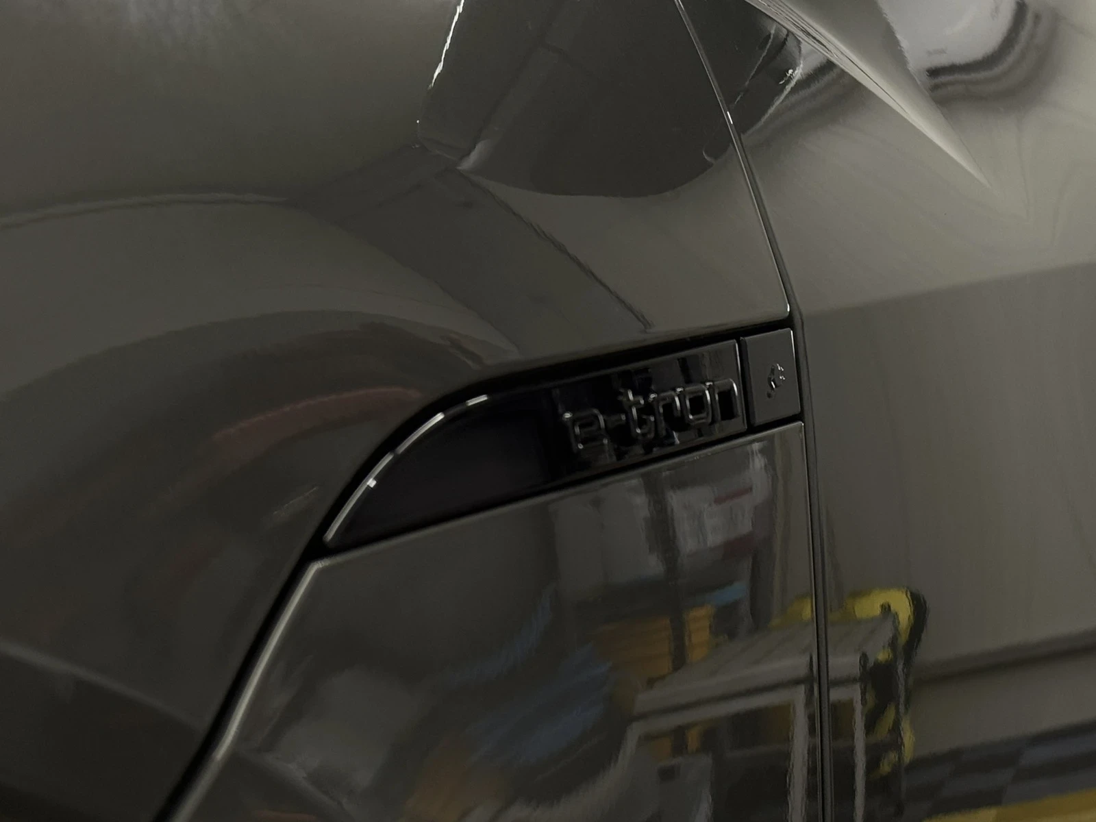 Audi Q8 Audi Q8 e-tron 55 quattro | 2024 �. | 408 �.�. |  | Mobile.bg � ����������� 14