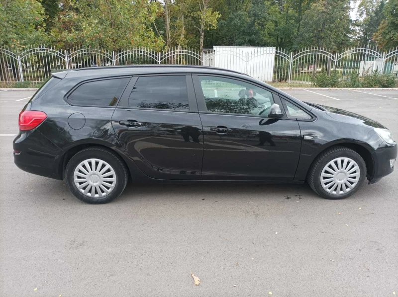 Opel Astra SportsTourer 1.7 CDTI, снимка 2 - Автомобили и джипове - 47637268