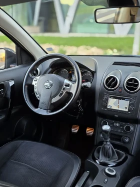 Nissan Qashqai 2.0i 4x4 6 скорости 6+ 1 /Панорама /360  камери , снимка 14