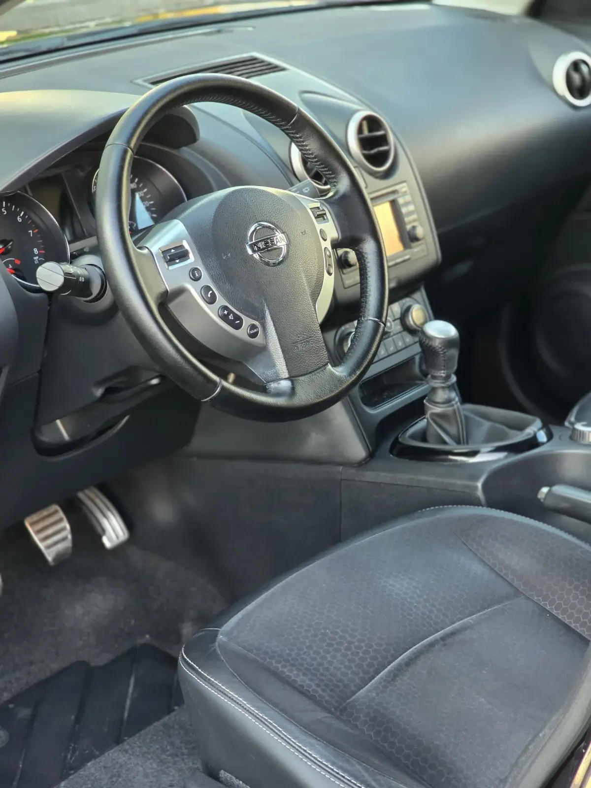 Nissan Qashqai 2.0i 4x4 6 скорости 6+ 1 /Панорама /360  камери , снимка 8 - Автомобили и джипове - 55193240